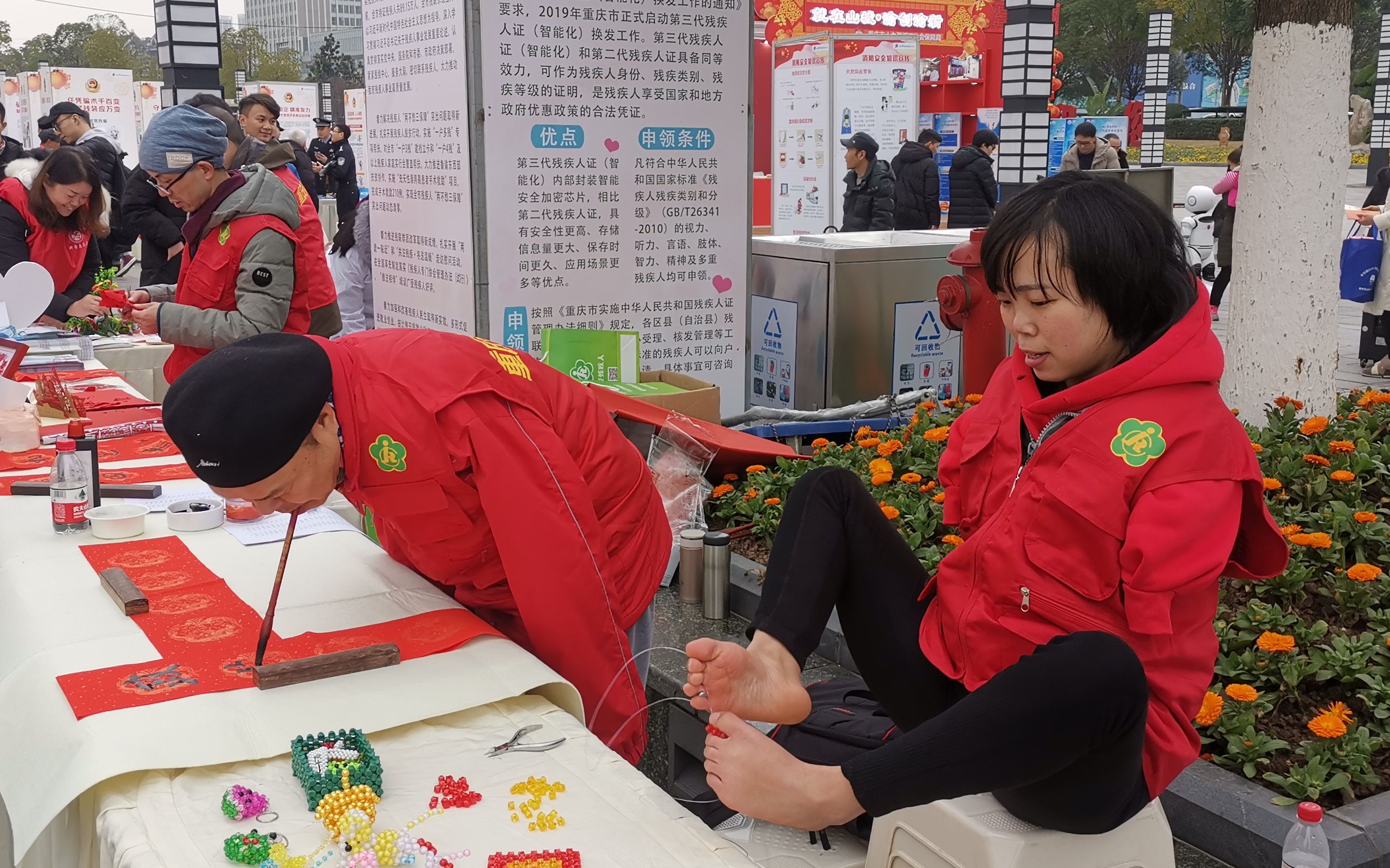 无臂女孩用脚做串珠,无臂画家用嘴写对联,身残志坚上演生命奇迹