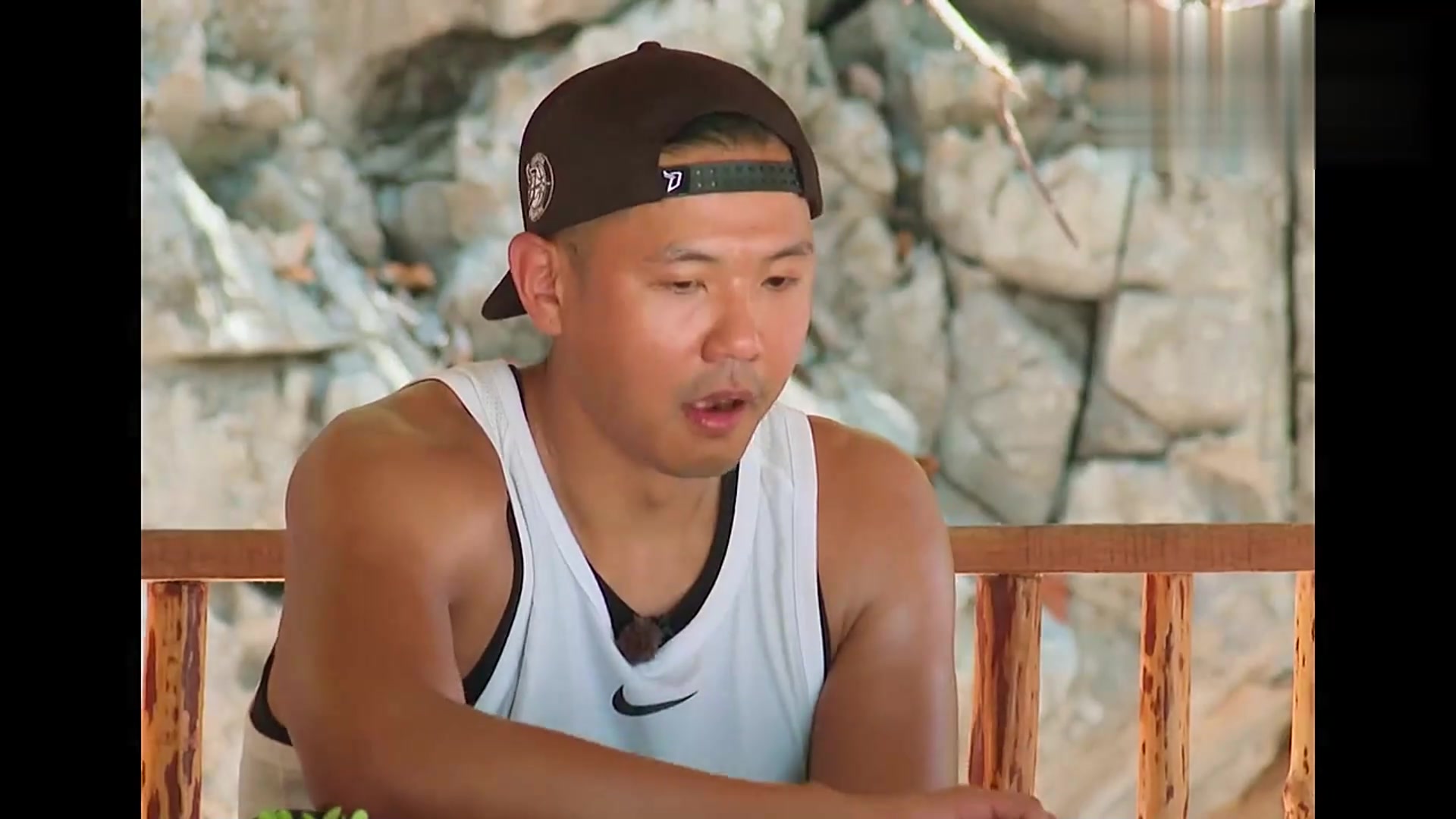 我们是真正的朋友陈建州腿受伤的时候小s逗他吃甜不辣好幽默