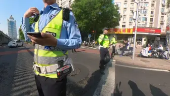 Скачать видео: 看你牌子与北京叔叔红绿灯路口灵魂对话查限行禁行京B摩托车飞戈150max被拦停非酒驾违章稽查京A踏板平踏机车骑行记录