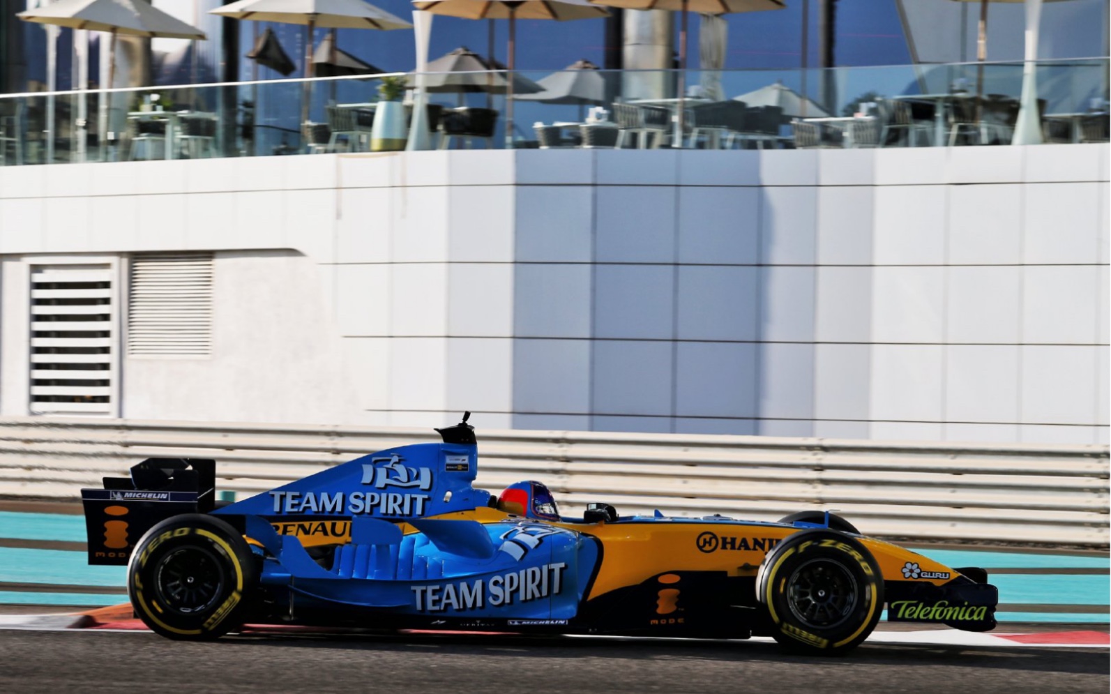 阿隆索驾驶05年雷诺r25赛车驶上阿布扎比赛道_哔哩哔哩 (゜-゜)つロ