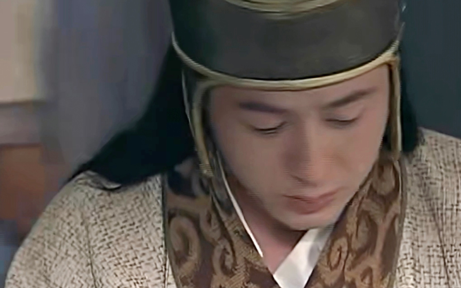 请把古装焊在张颂文身上