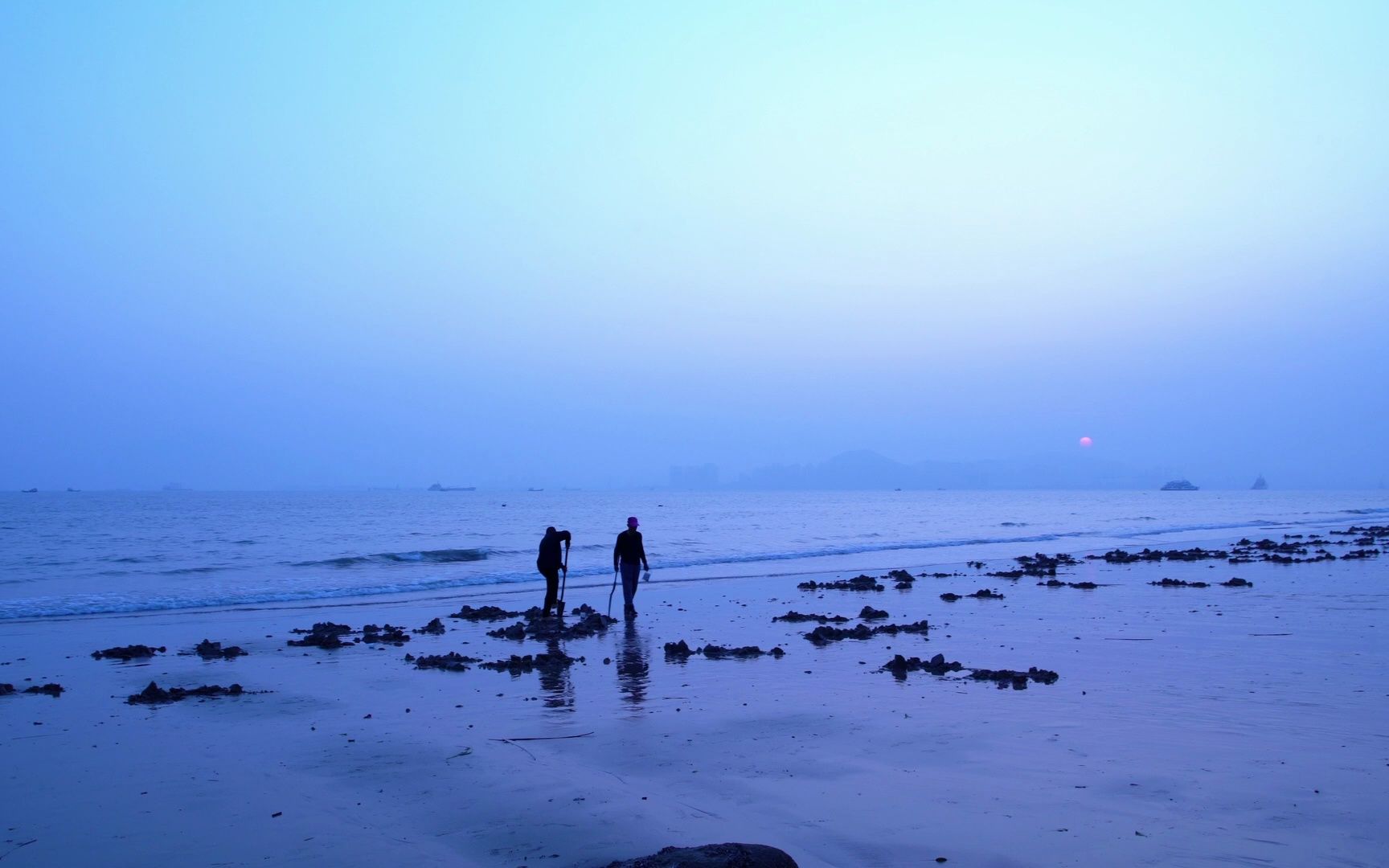 傍晚下珍珠湾海边赶海的人-索尼a7s2