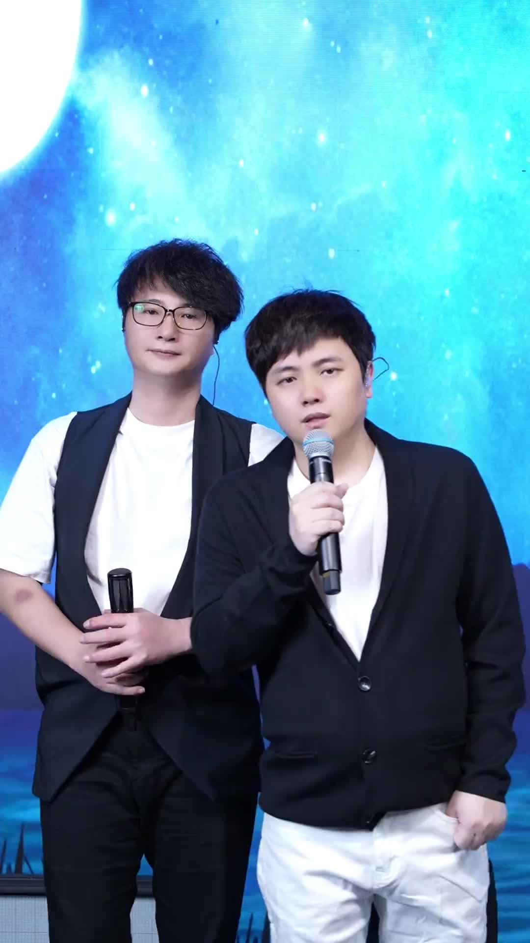 和哥哥郑东第一次合唱包容希望大家支持经典老歌郑源郑东每天晚9