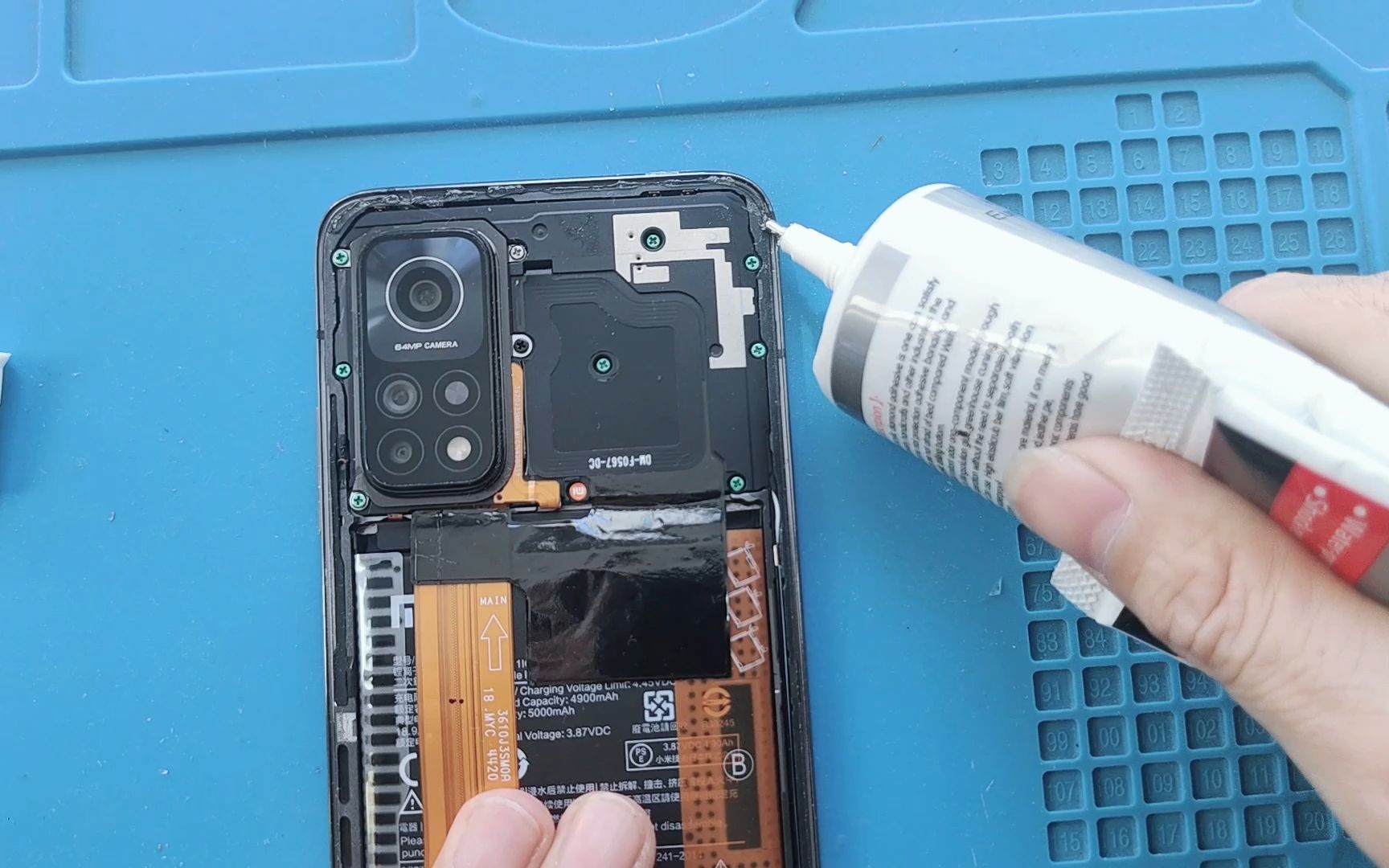 红米k30s手机后盖破损,这个维修视频详细记录了粘后盖的过程