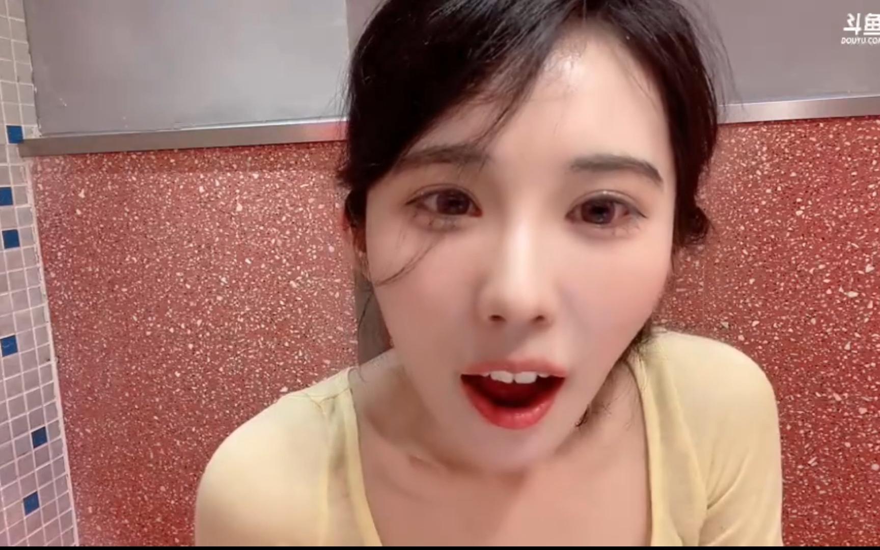 蛋宝专心讲飞机尬事,手机过热连单都忘了买,太尬了.