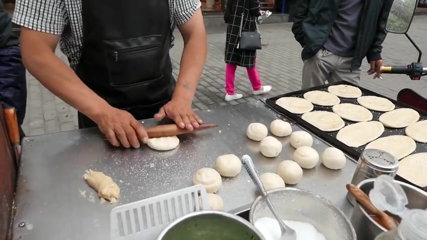 西安街头现烤大饼好香好香 有点像新疆烤馕哔哩哔哩bilibili