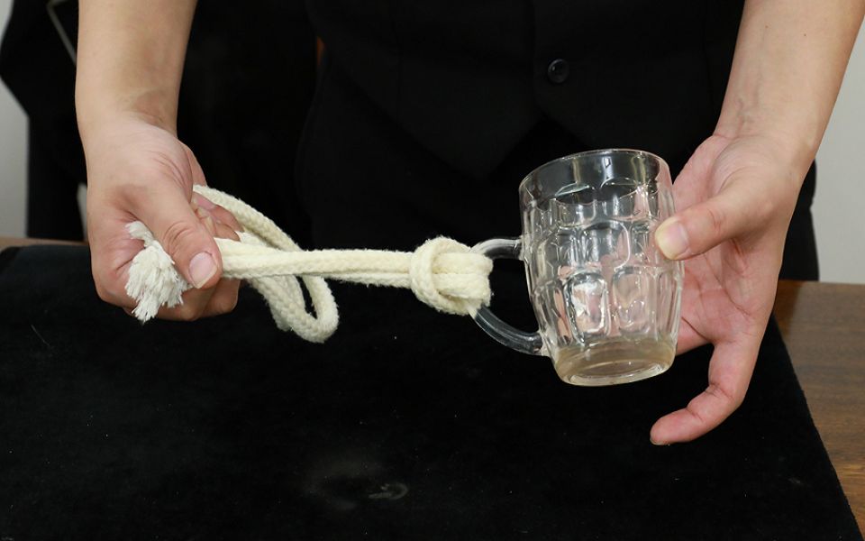 不用任何东西,如何把绑在杯子的绳子逃脱出来?