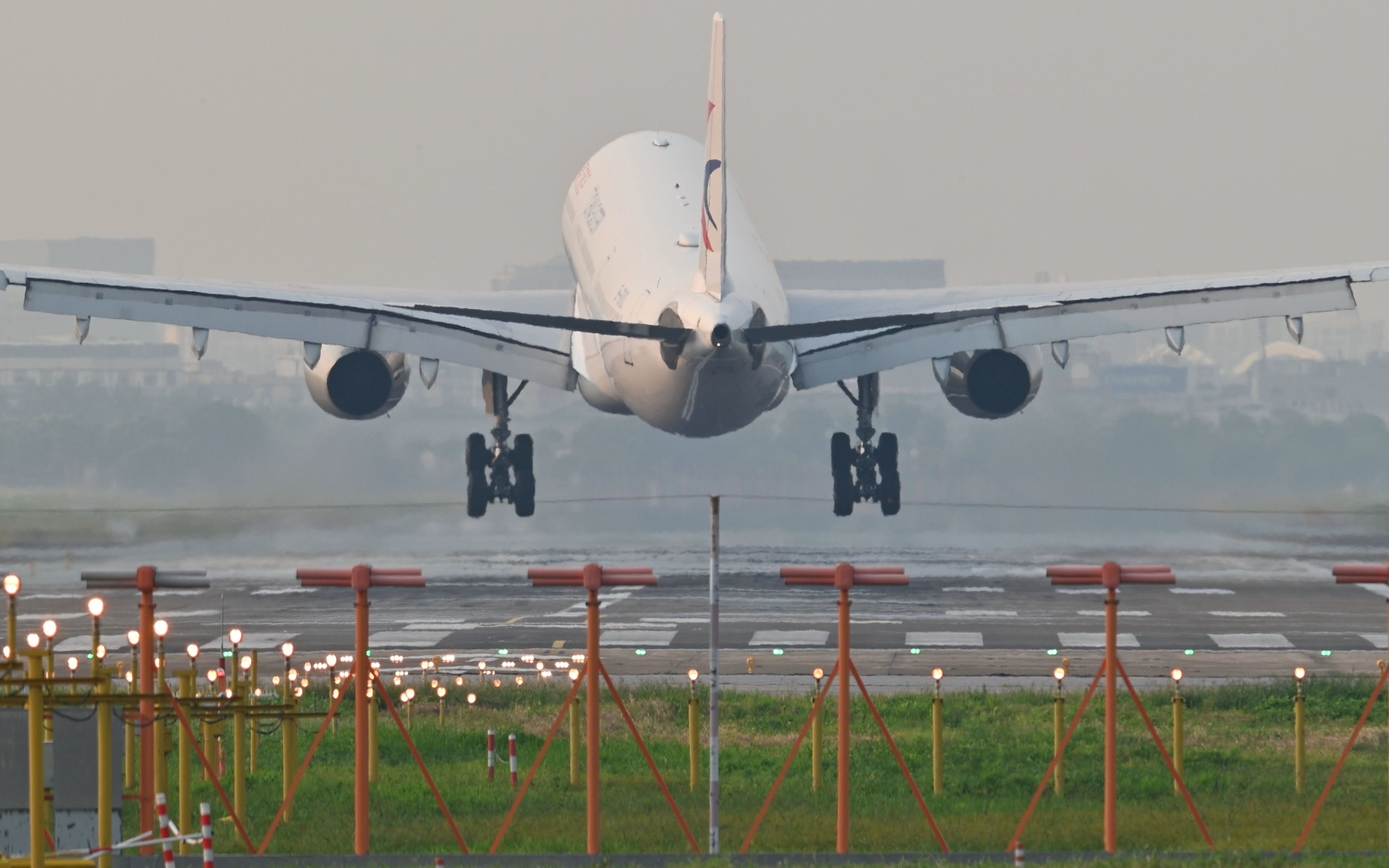 东方航空飞机降落图片