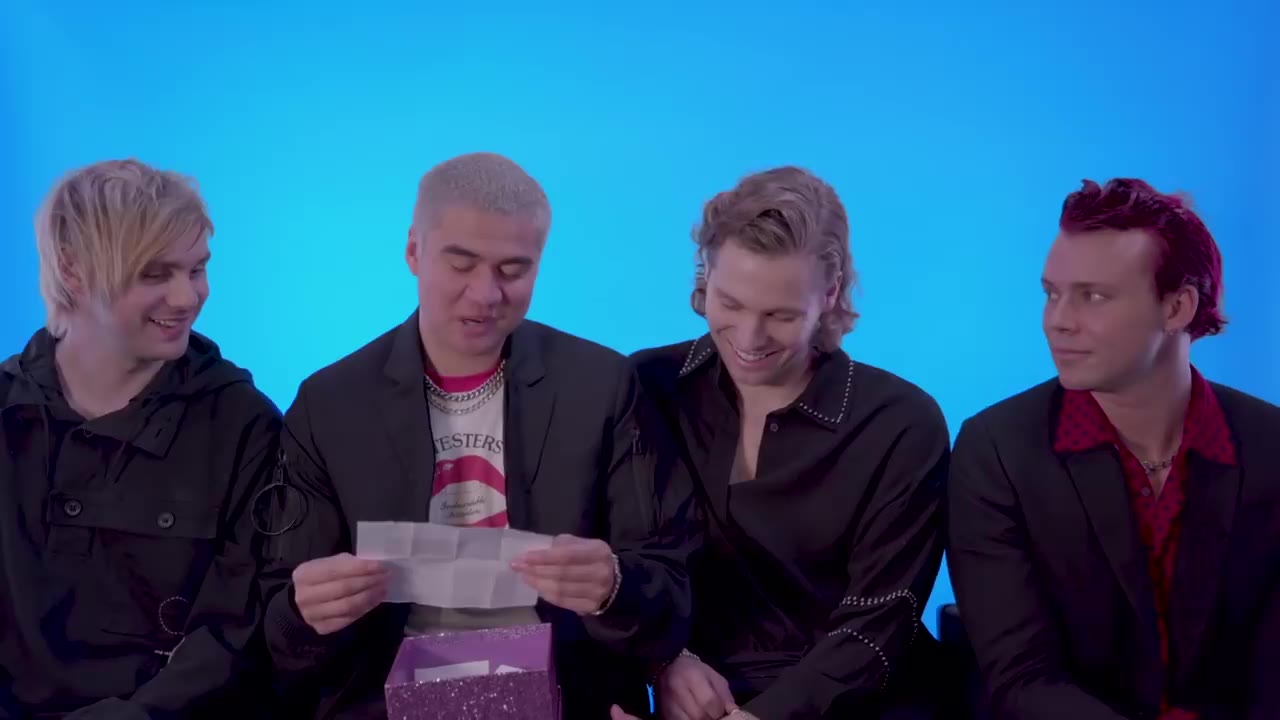 [图]5SOS 'Answer The Internet's' rhetorical stan questions