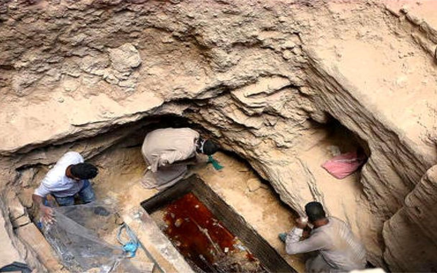 陕西古墓出现9个盗洞,里面只剩一具石棺,将其吊起后专家却笑了