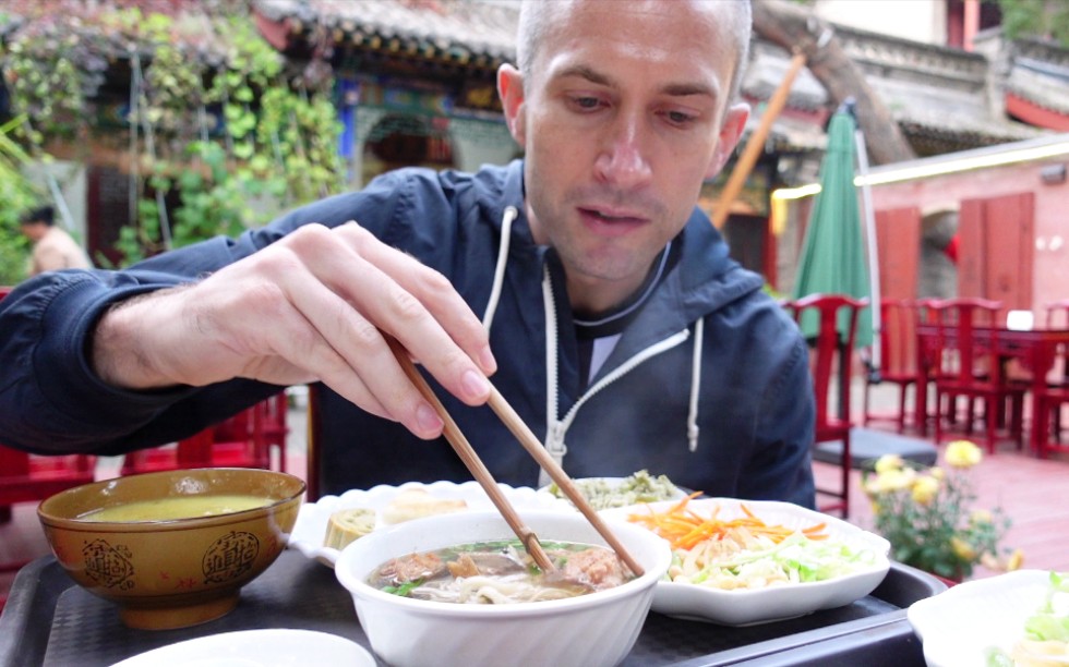 山西太原千年古刹龙泉寺风景绝美,英国小伙体验传统素斋,传统面食不烂子味道非常好!哔哩哔哩bilibili