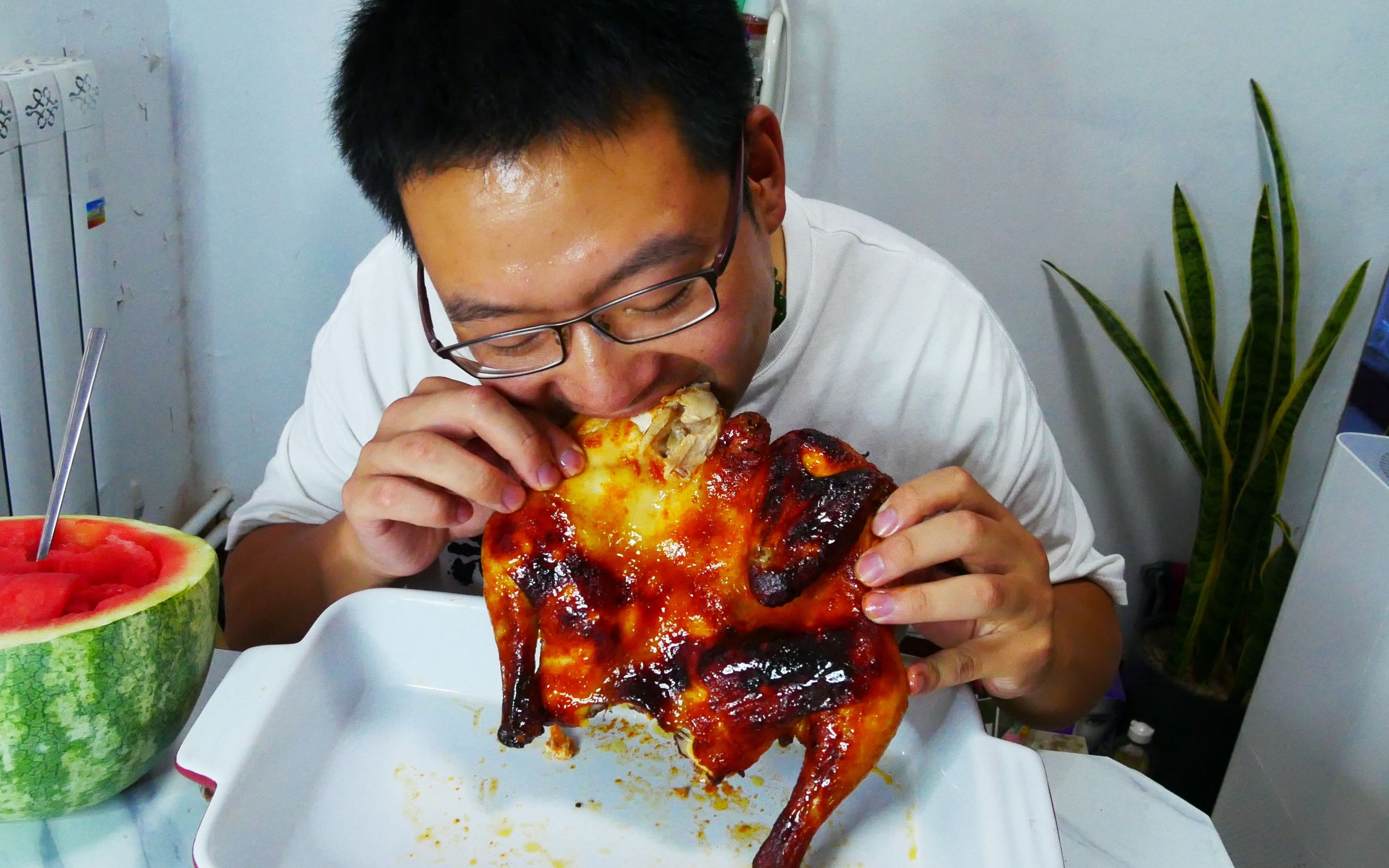 18块钱买1只鸡,做奥尔良烤鸡,香嫩流油,大熊吃1整只还嫌没解馋?