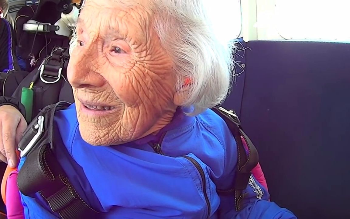 国外奇葩老奶奶,笑着从千米高空的飞机跳下去
