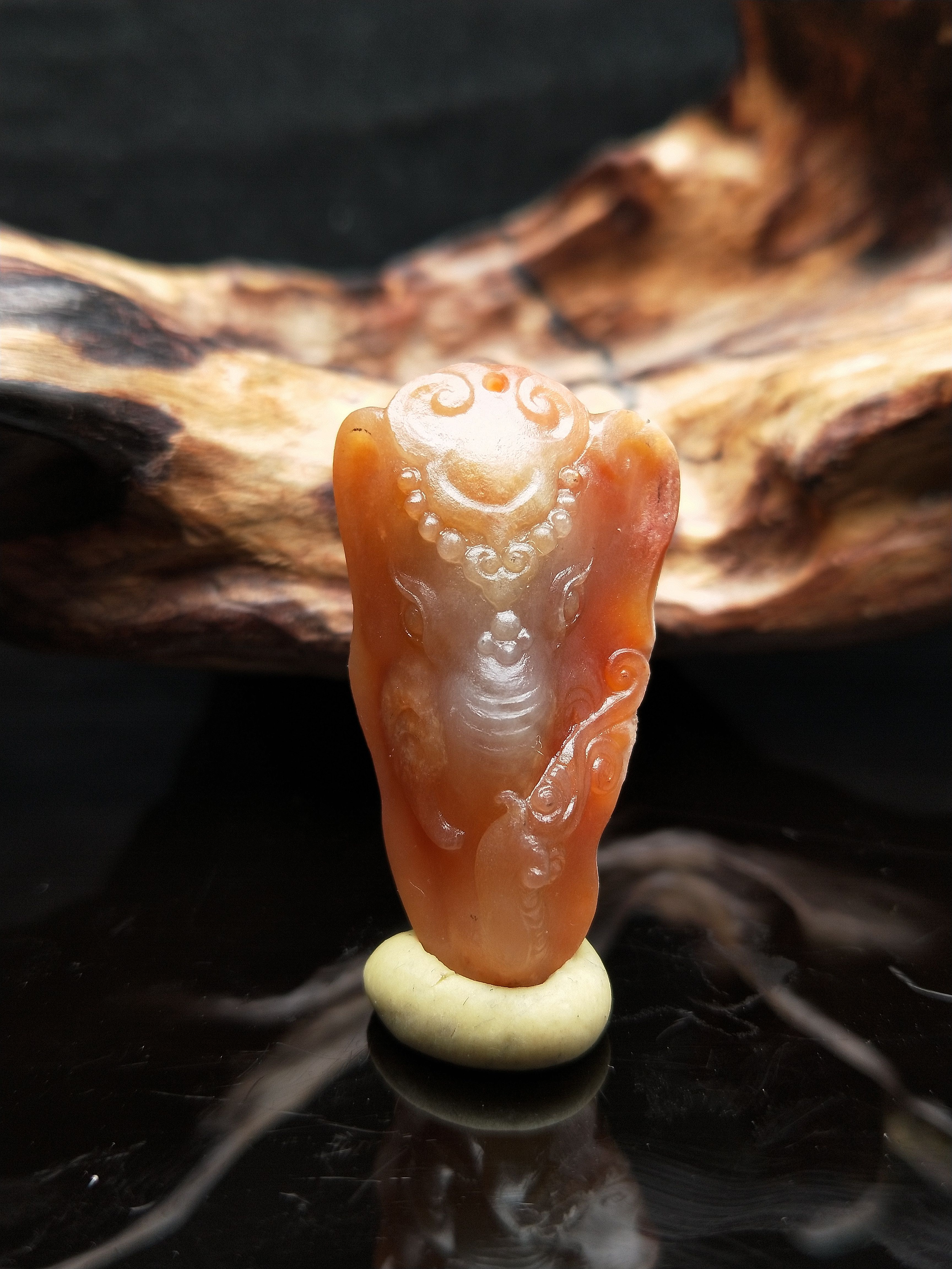 翡翠带皮巧雕--黄翡小吉象(祥)吊坠