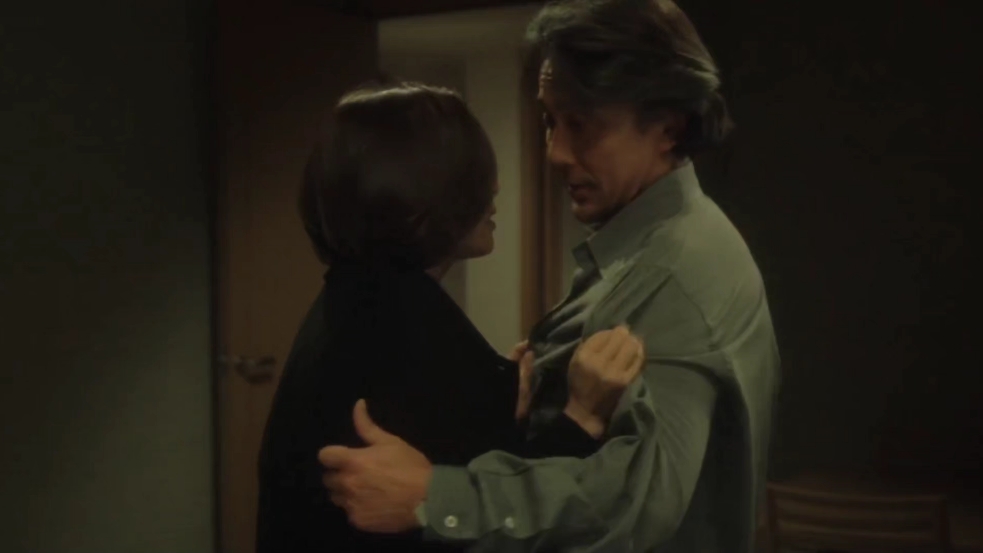 【日剧吻戏】漂亮姐姐来到男主的房间求安慰,没想到男主只想亲吻她!