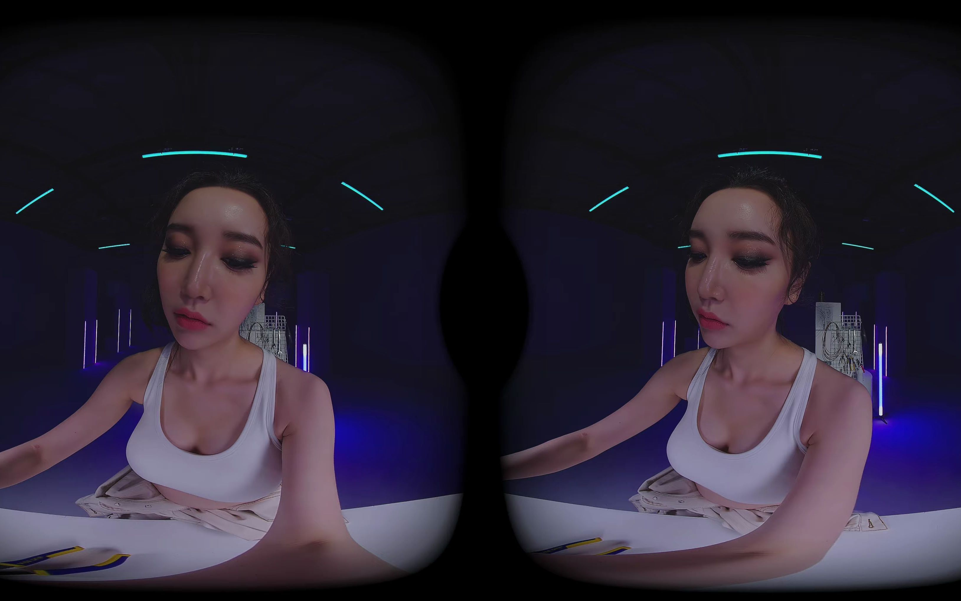 [图]VR视频-3D环绕美女的工具间