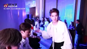 Скачать видео: #黄明昊#限定奶团子，好美哦