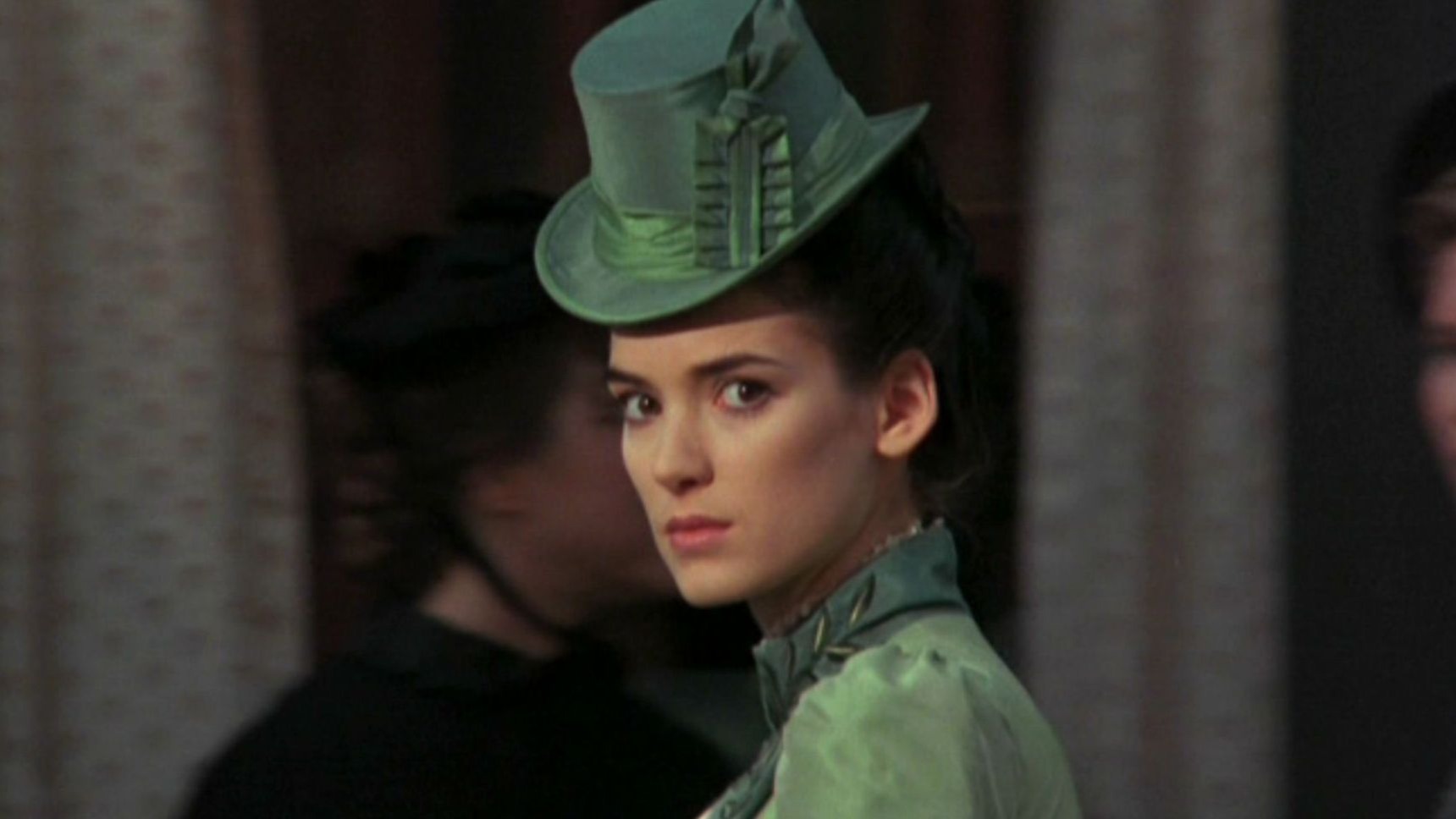 《惊情四百年》薇诺娜赖德 这才是泪滴成水晶,能让人魂牵梦绕400年的