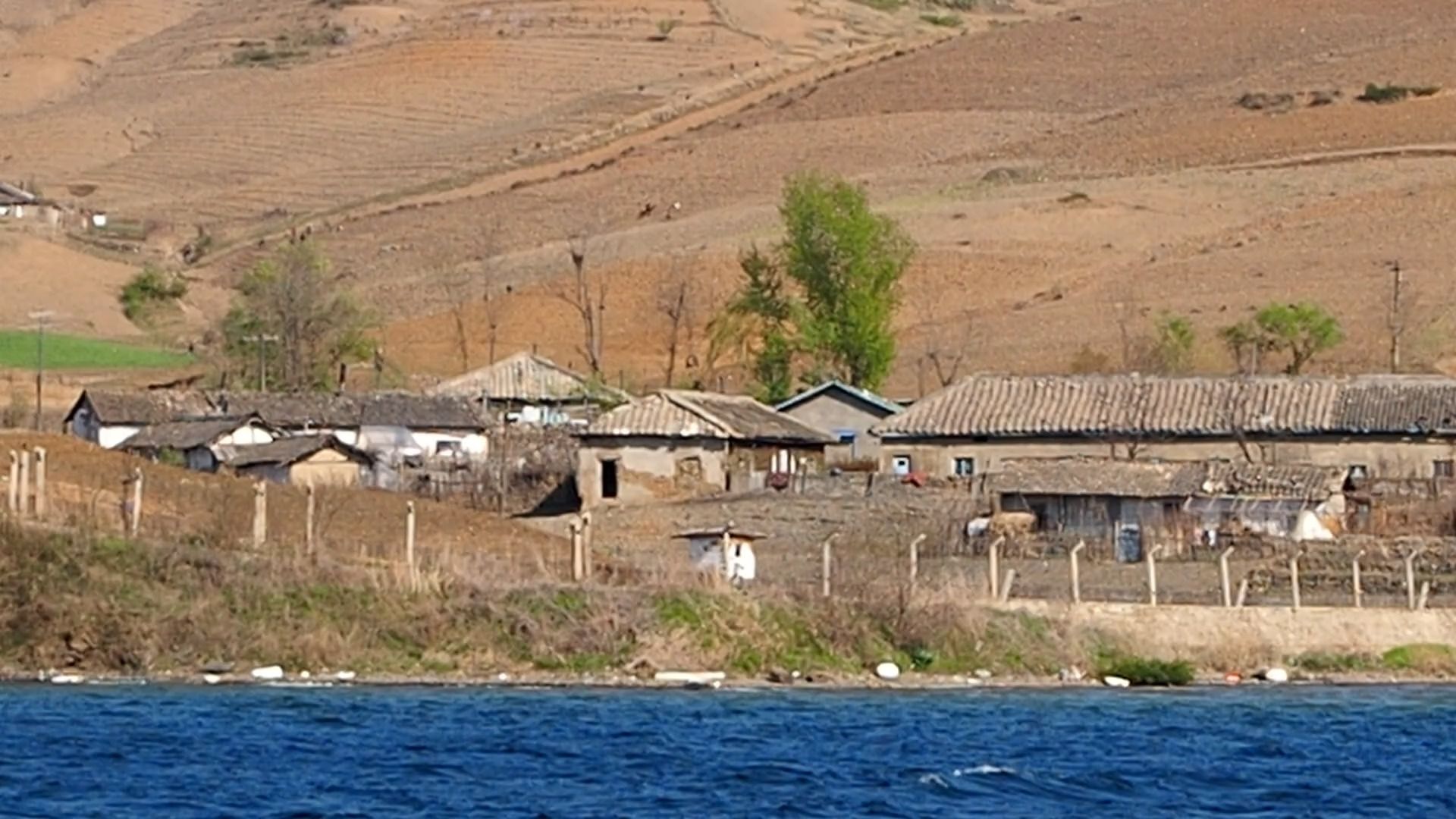 丹东河口鸭绿江坐游船看对岸朝鲜