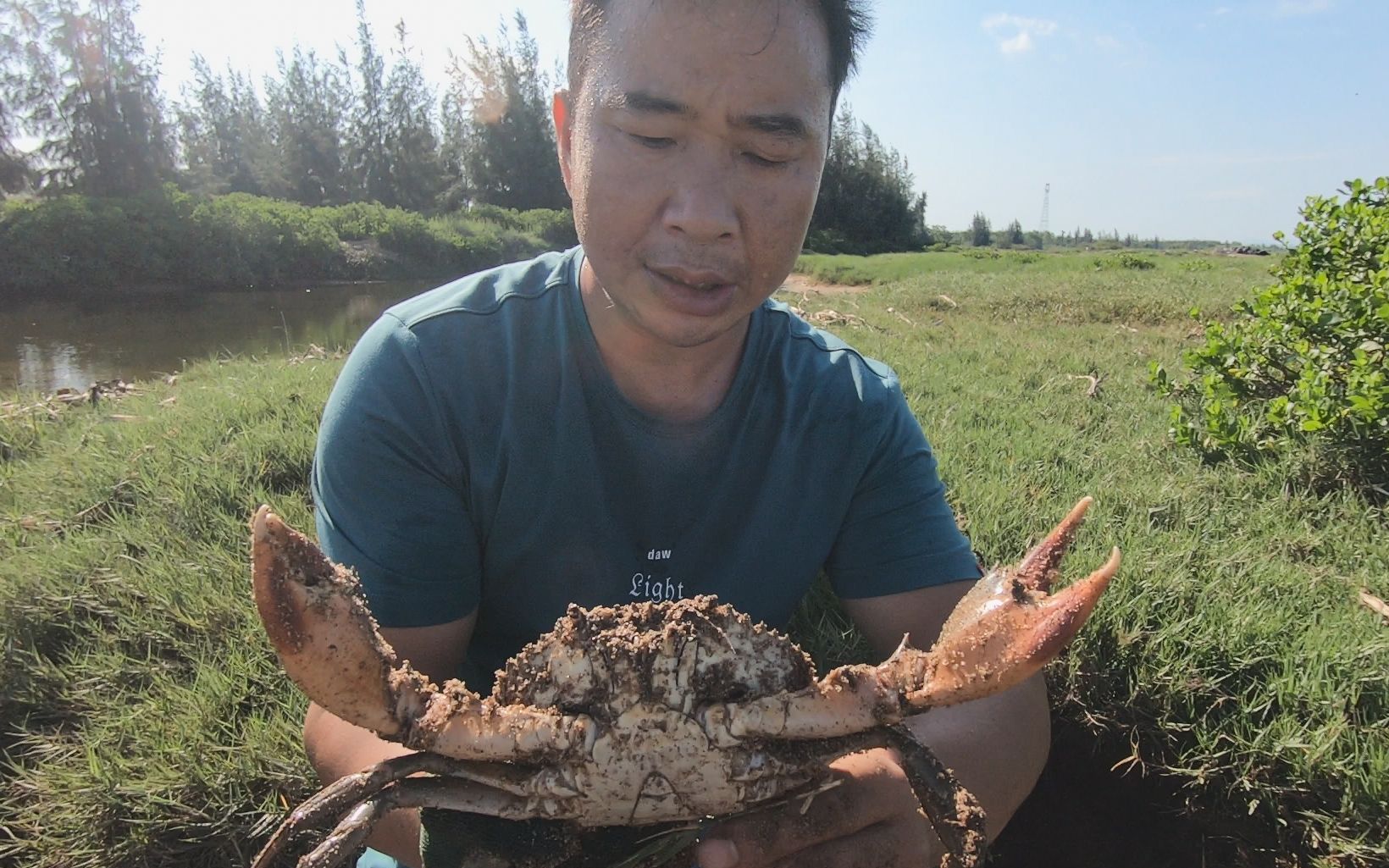 海南天气炎热海货全进洞避暑玉平赶海全部掏出带回家避暑