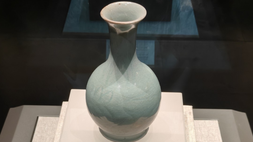 (天蓝瓶)汝窑天蓝釉刻花鹅颈瓷瓶