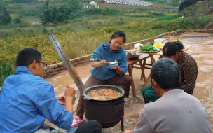 Скачать видео: 摘点新鲜的蔬菜，回家安排上秋天的第一顿鱼火锅，美味又暖和