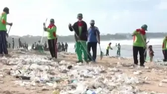 “度假天堂”变“垃圾场”！海洋垃圾涌入巴厘岛海滩，工作人员每天清理30-60吨