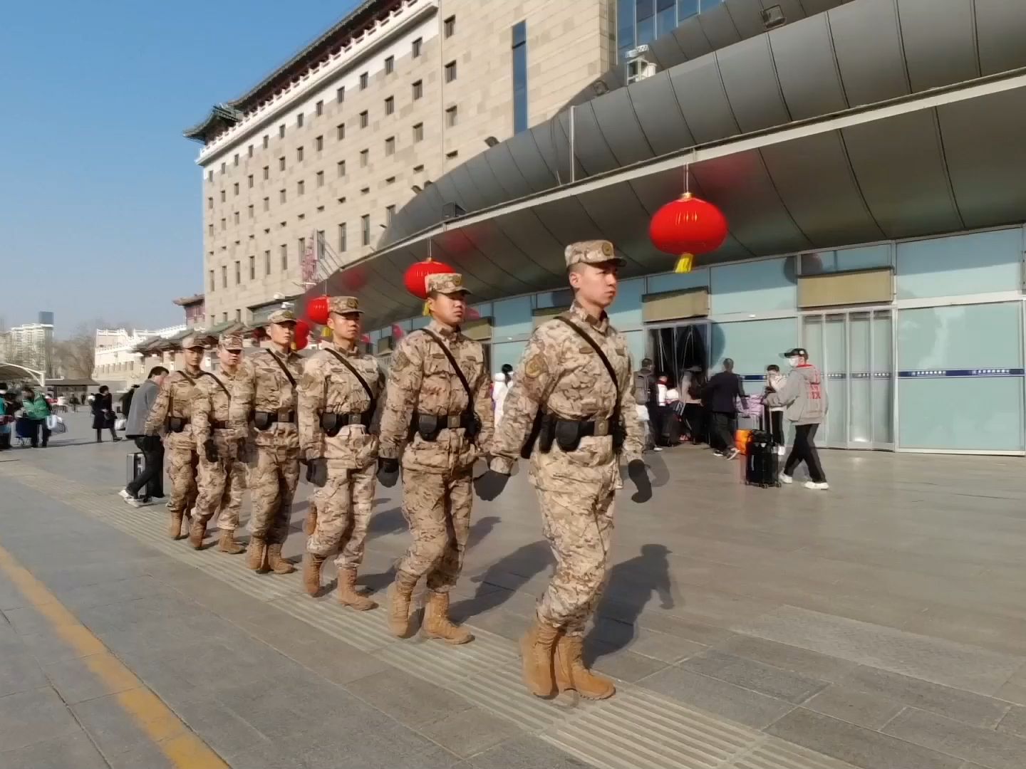 [图]春节假期返程高峰，武警官兵全程守护