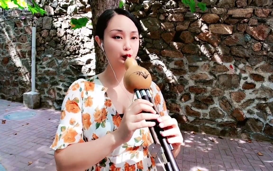 [图]姑娘街边演奏葫芦丝曲《在那遥远的小山村》，太好听了