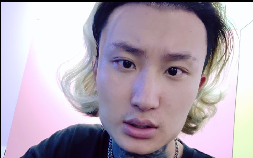 活死人前队员buzzy发新歌《鲶鱼freestyle》,八贼的声音有点像黄子韬