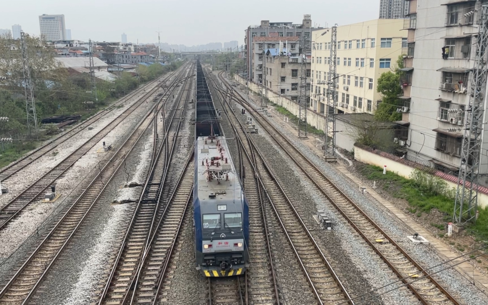 武局南段hxd1d0662牵引客车与武局江段hxd1b0004牵引53辆敞车编组的