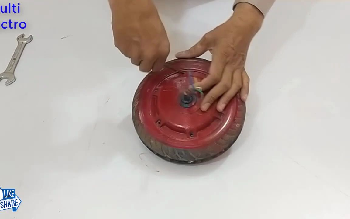 [图]i turn electric scooter wheel into 220 volt electric generator at home