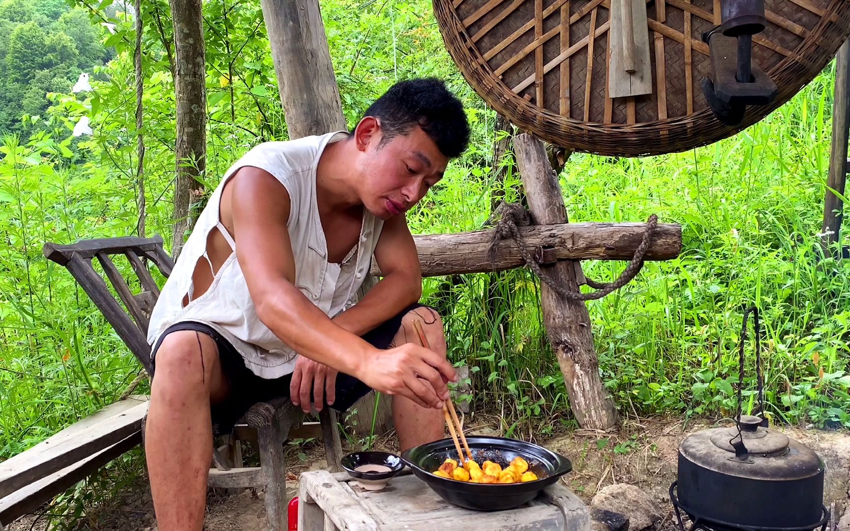 [图]房买不起，媳妇找不到，独居山里自给自足，美食美酒为伴，逍遥自在