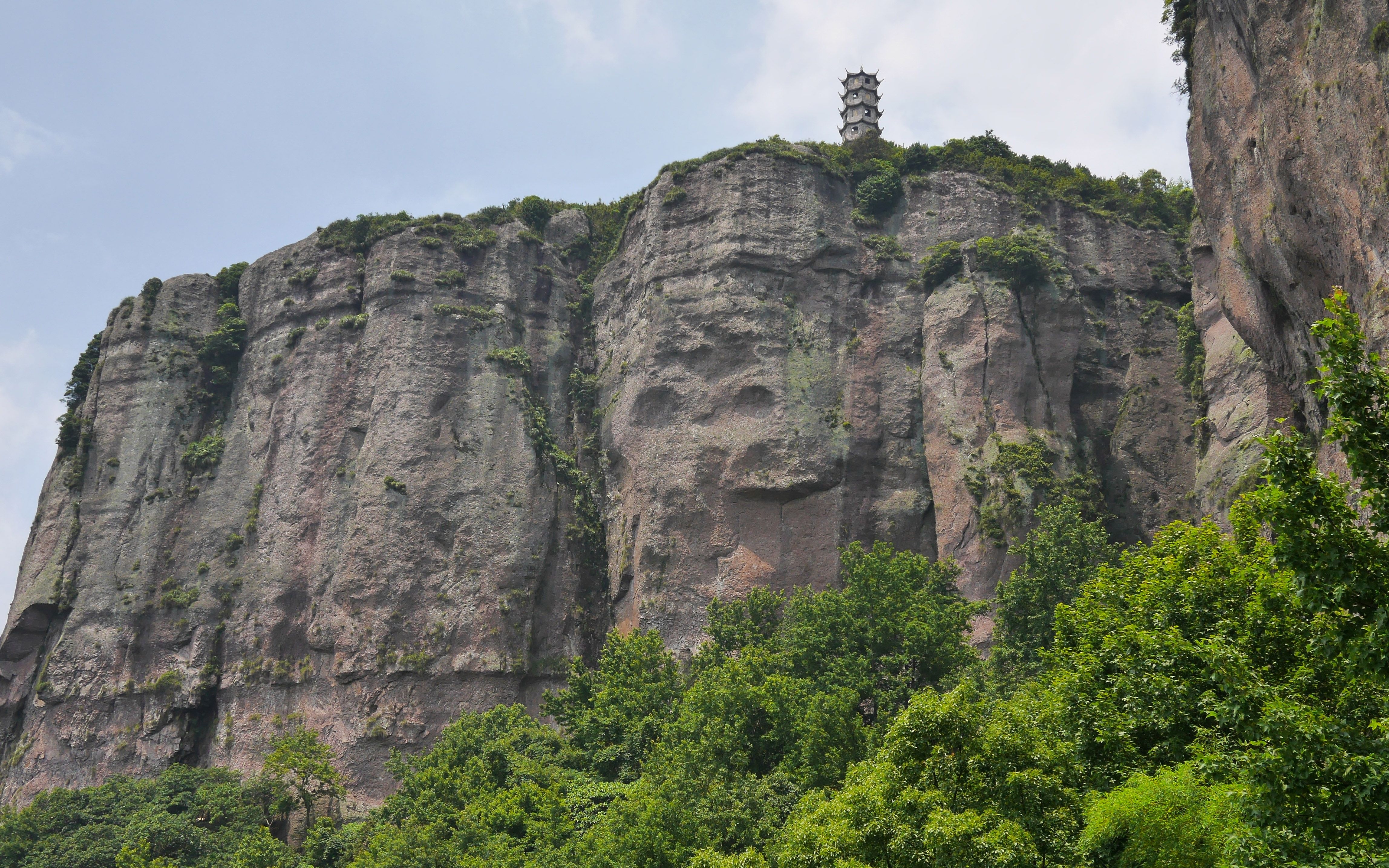 雁荡山方山,山顶平旷,藏有"空中平原"