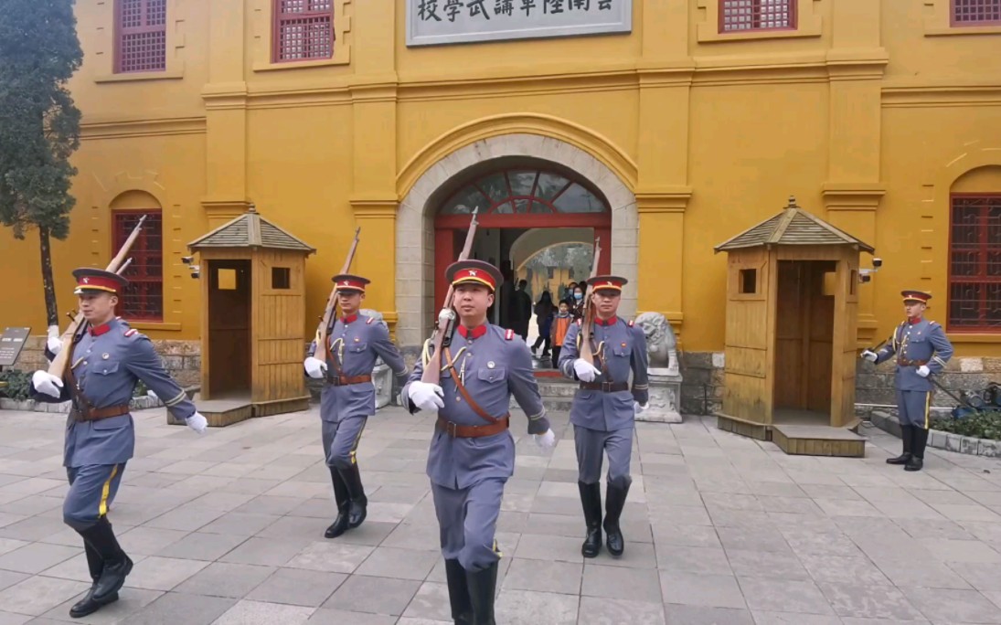 [图]云南陆军讲武堂门口的士兵操练表演