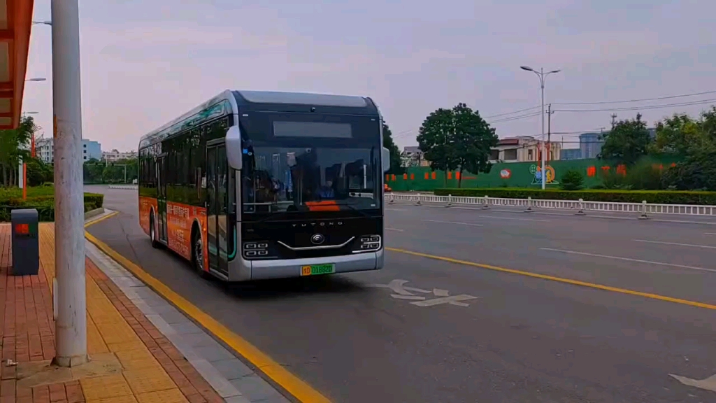 平顶山公交66路黑金刚广告车进站_哔哩哔哩_bilibili