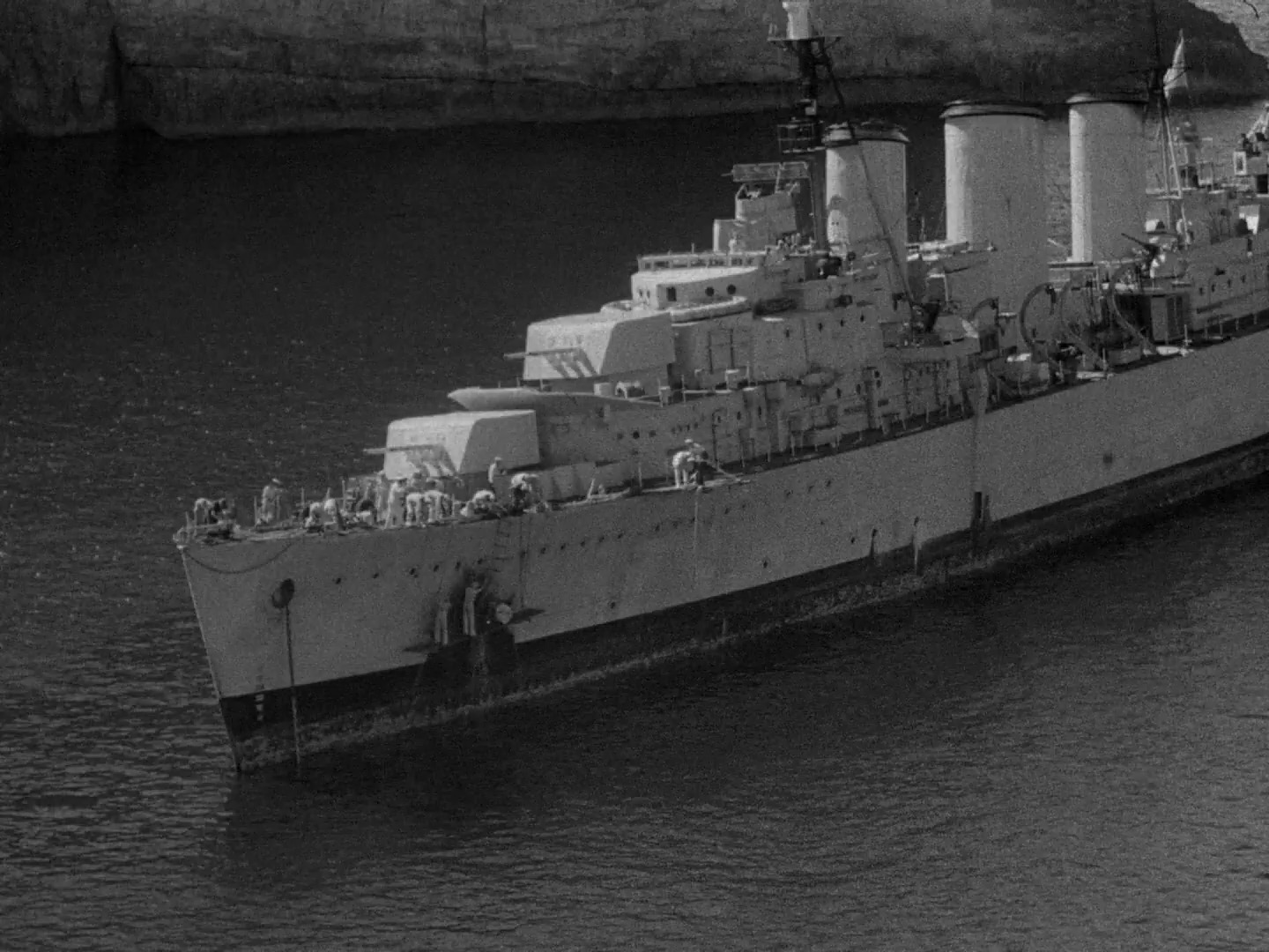 的巡洋舰,遭到岸上的英军水兵用步枪袭击,没有瞄准镜居然打得这么准