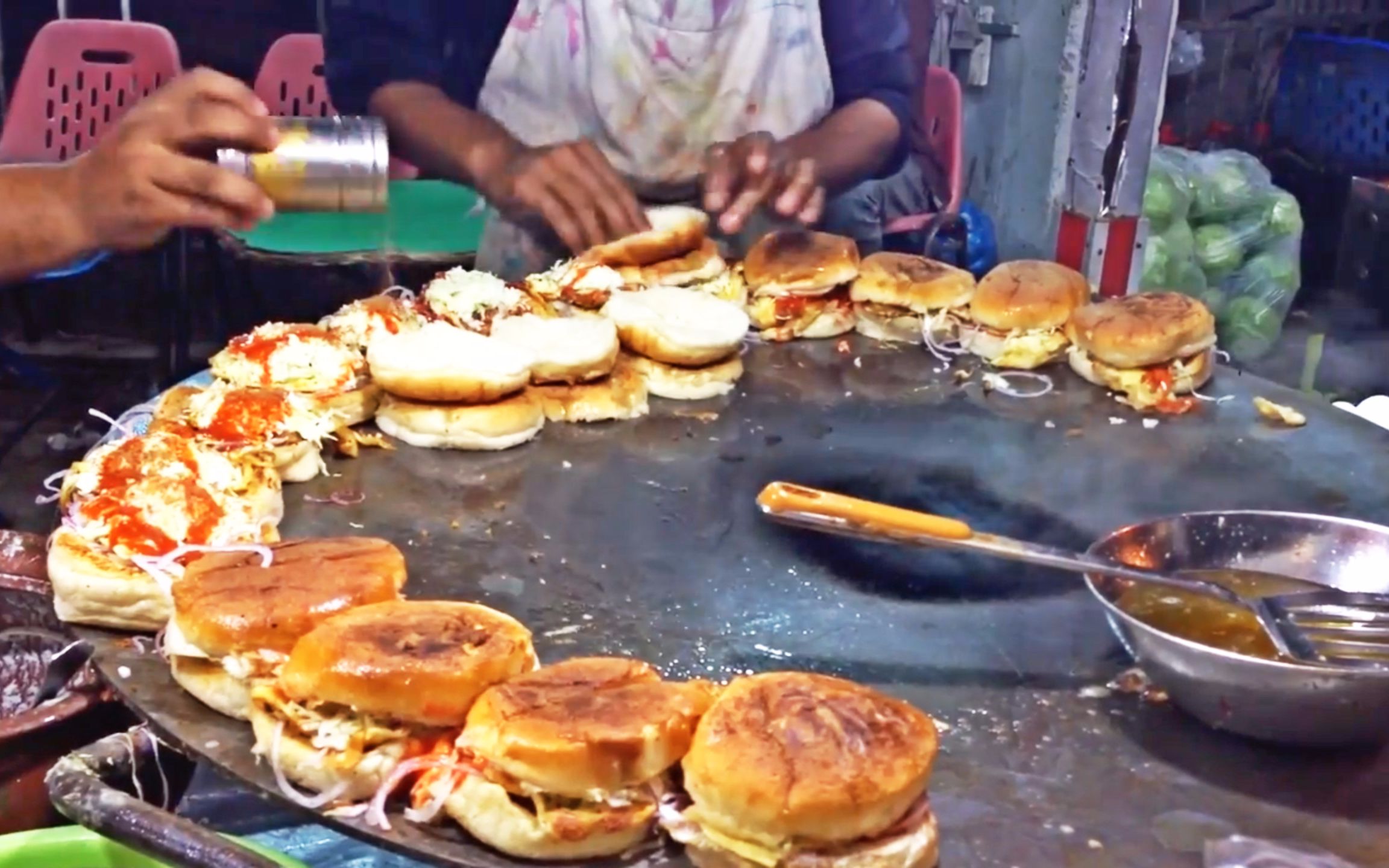 巴基斯坦卡拉奇街头小吃: 汉堡包 就在一块铁板上制作手法很溜