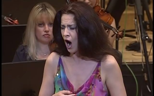 [图]Angela Gheorghiu singing "Morro ma prima in grazia..." from Un ballo in maschera