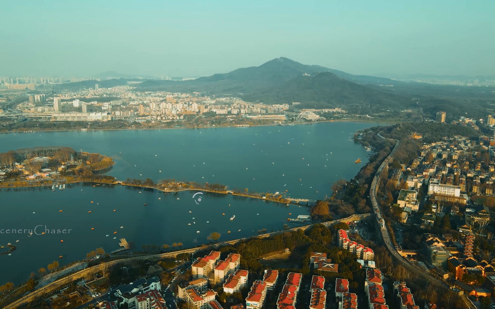 航拍江苏南京,从玄武湖到紫金山,真不知是哪里比不上杭州西湖了