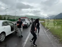 下载视频: 近日，新疆伊犁。旅游路上遭遇堵车，新疆小伙子们下车欢快的跳起了舞。网友：这种心态太赞了！