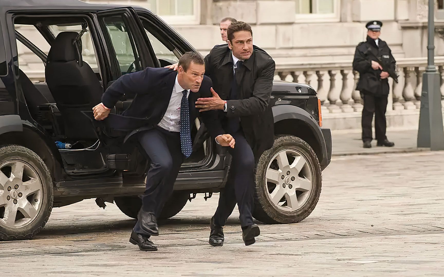 《伦敦陷落》武装分子直播处决美国总统