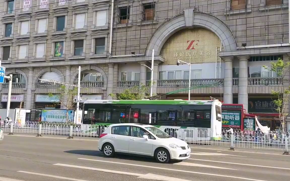 实拍广州公交车,公交车顶部还有两根天线,第一次见