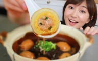 将肉丸塞进蛋黄
