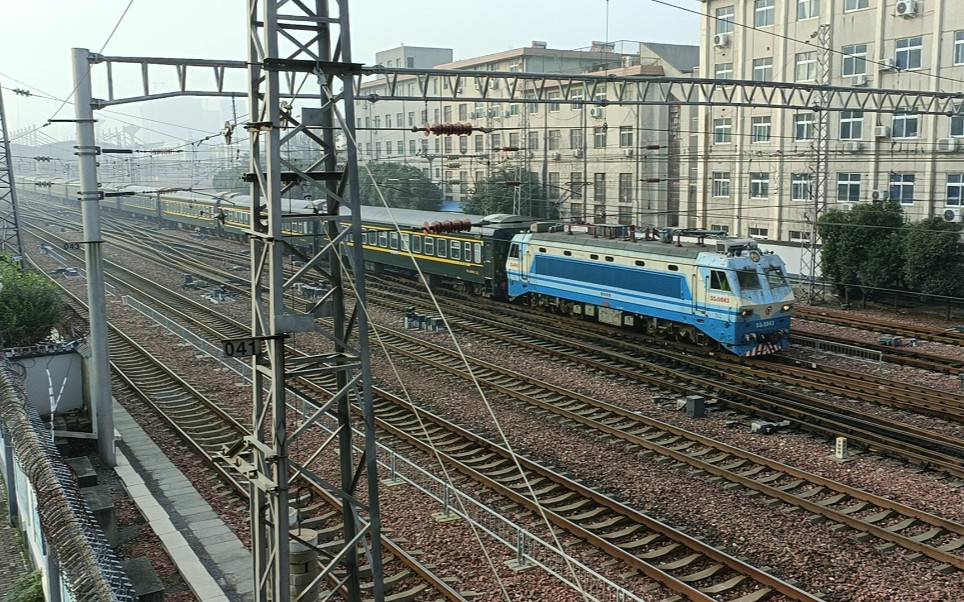 管内短途客车!郑局郑段ss8牵引k8003出郑州站