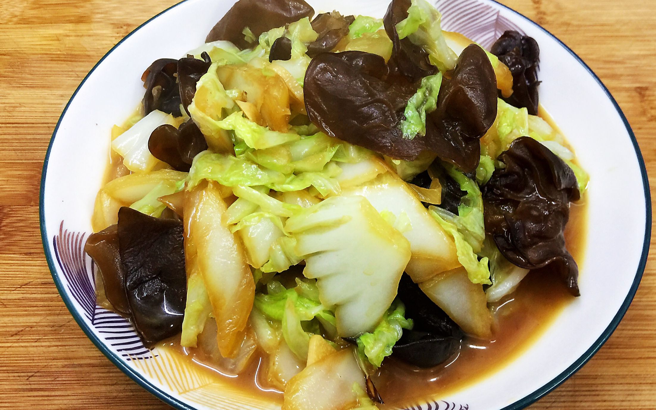 白菜炒木耳的做法,清淡营养又美味,能吃出家的味道