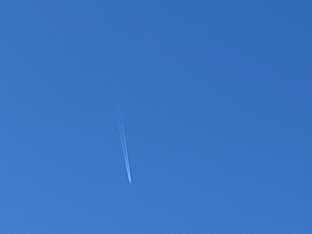 为什么飞机飞过会留下一条白线