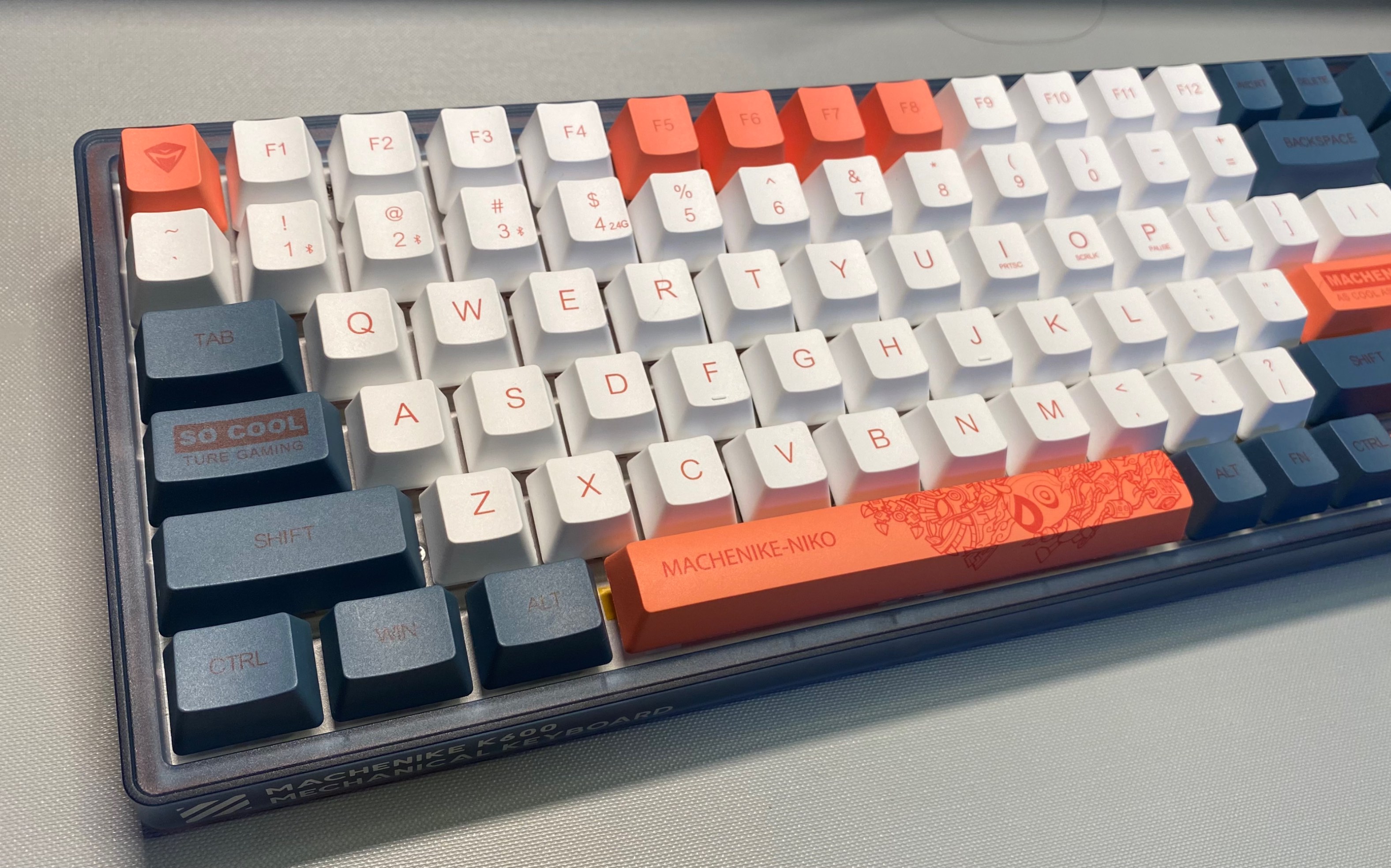 【键评】做一把全宿舍最靓仔的键盘!(机械师k600三模版 简单开箱评测)