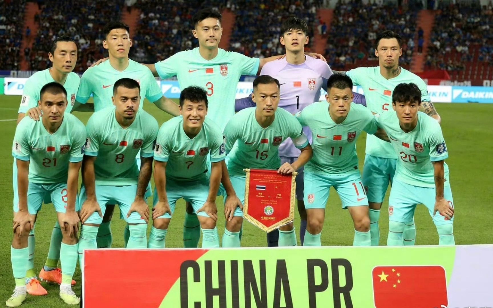 中国男足连续10届世预赛开门红,2比1战胜泰国队后现场球迷互呛