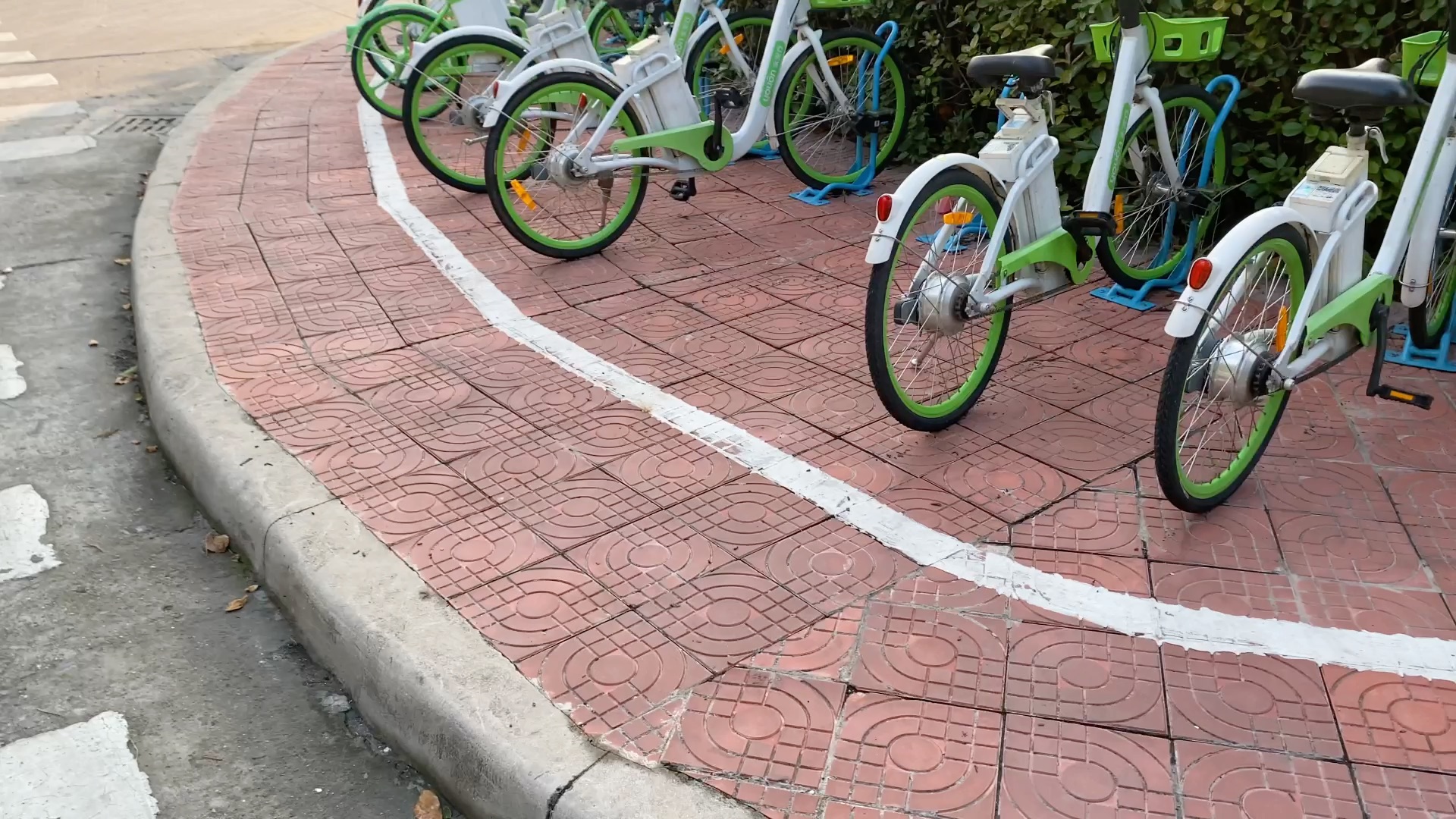 这共享单车停车位规划得多多少少有点不方便